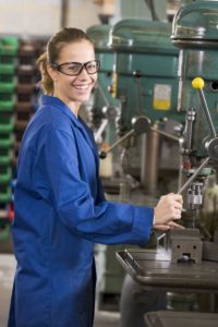 Weibliche Auszubildende in Metallwerkstatt Haus der Wirtschaft an Maschine